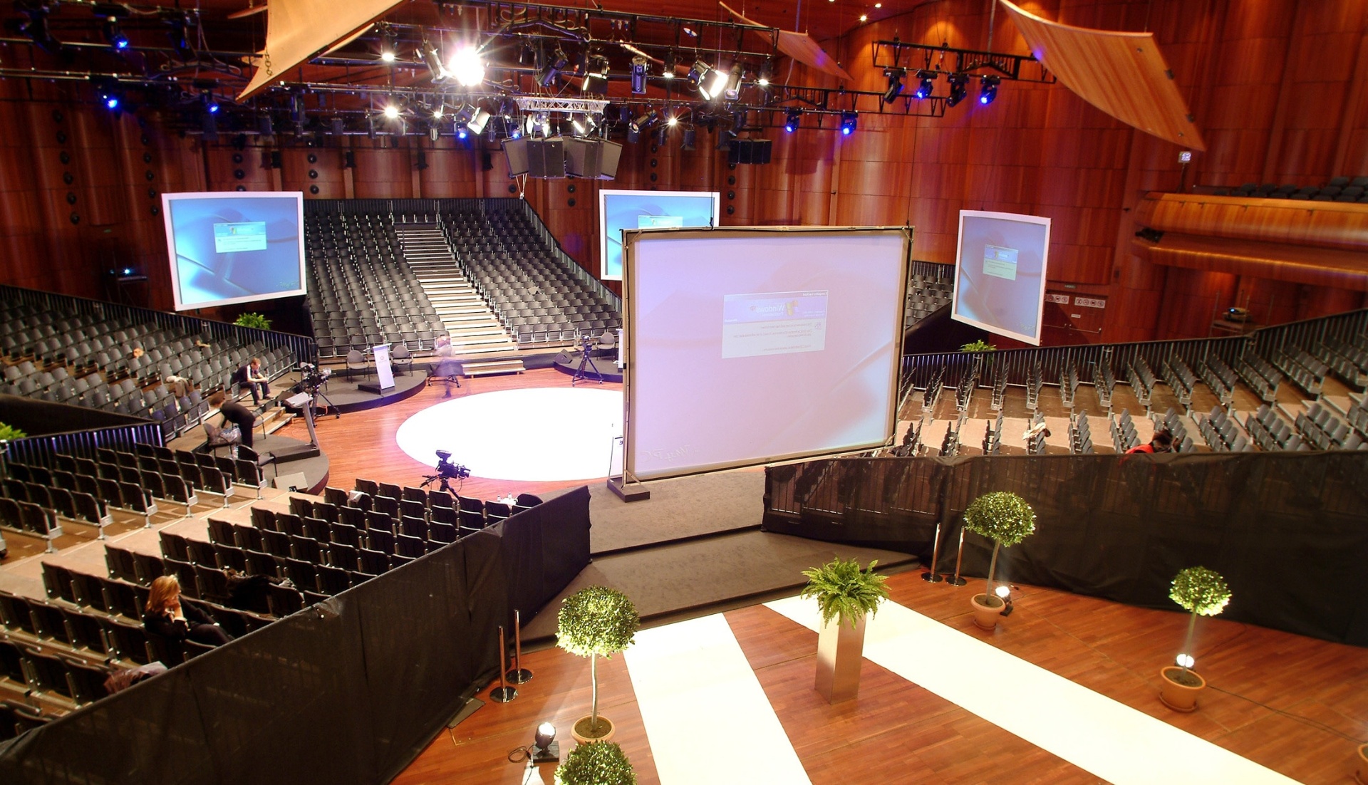 Auditorium mit Bühne und Grossleinwänden