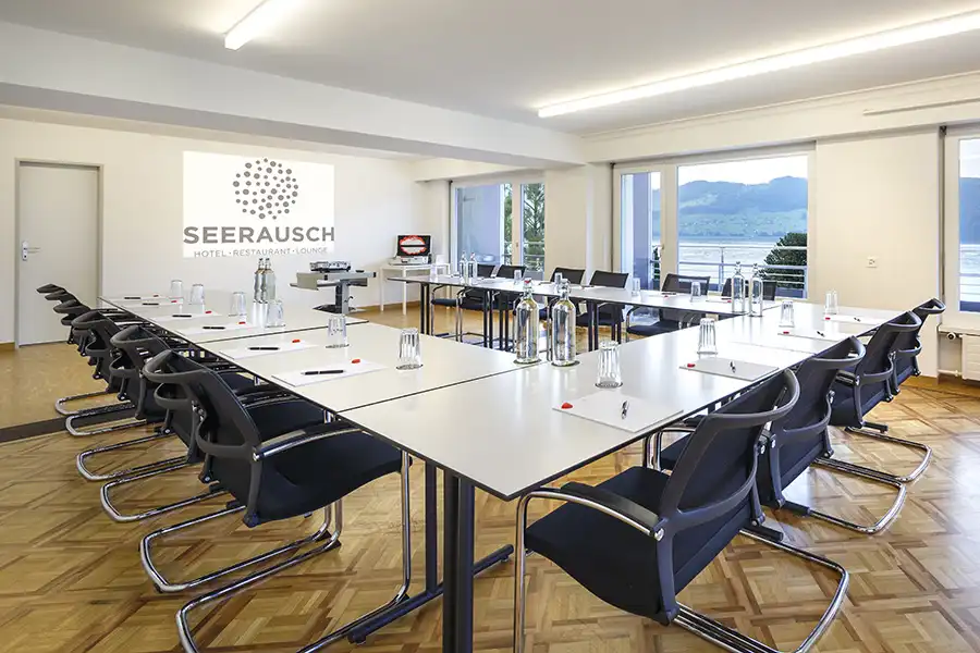Seminarraum in U-Form mit Seeblick