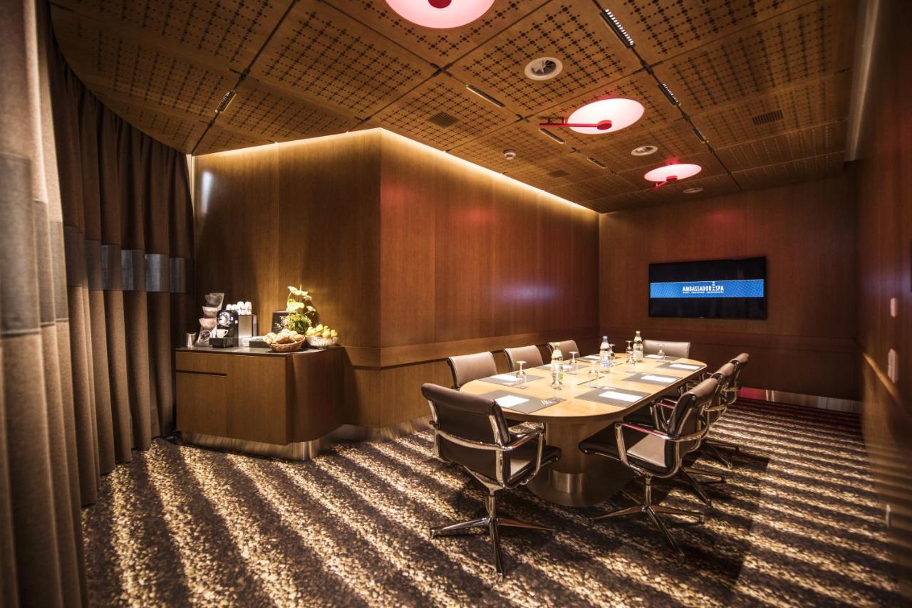 Boardroom mit warmer Beleuchtung
