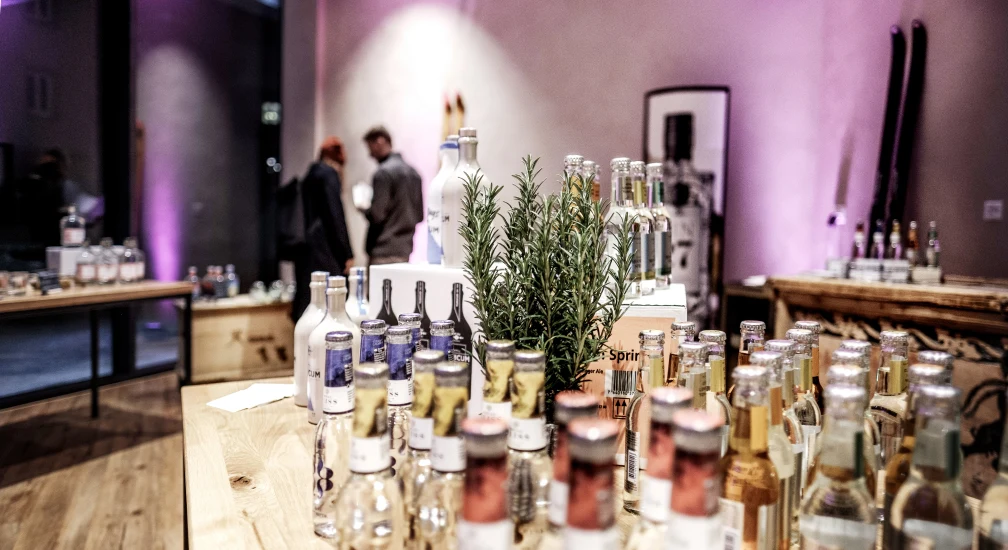Event-Bar mit stimmungsvoller Beleuchtung