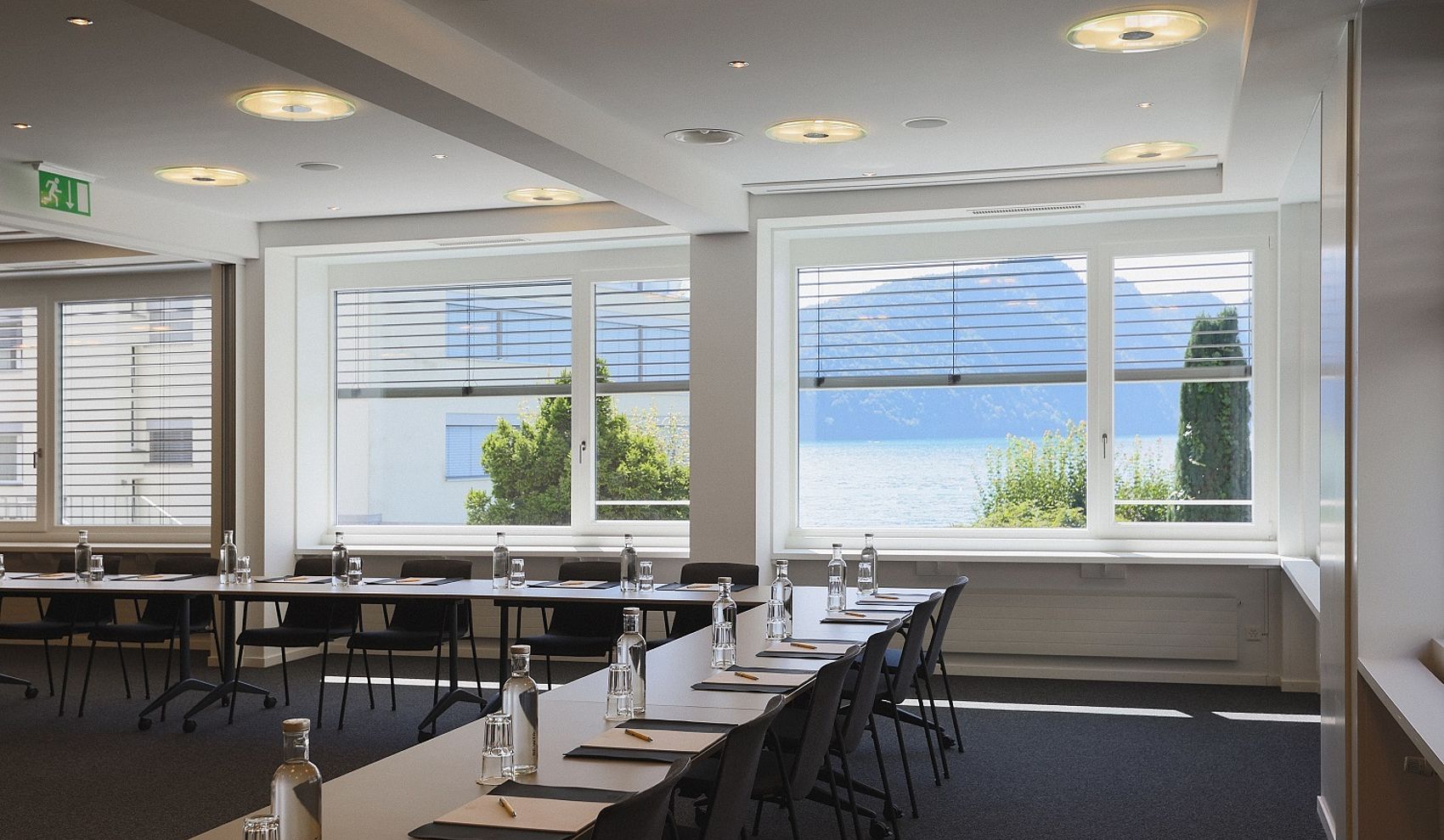 Heller Seminarraum mit Seeblick