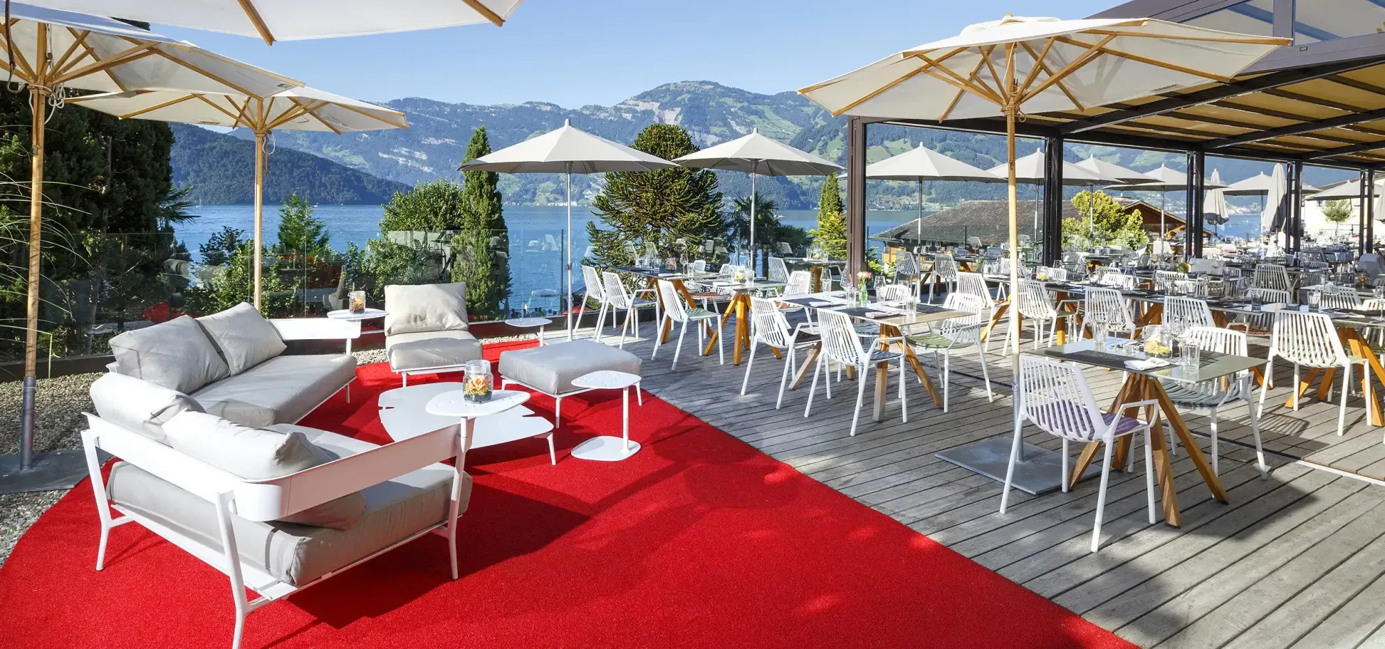 Terrasse mit Lounge und Seesicht