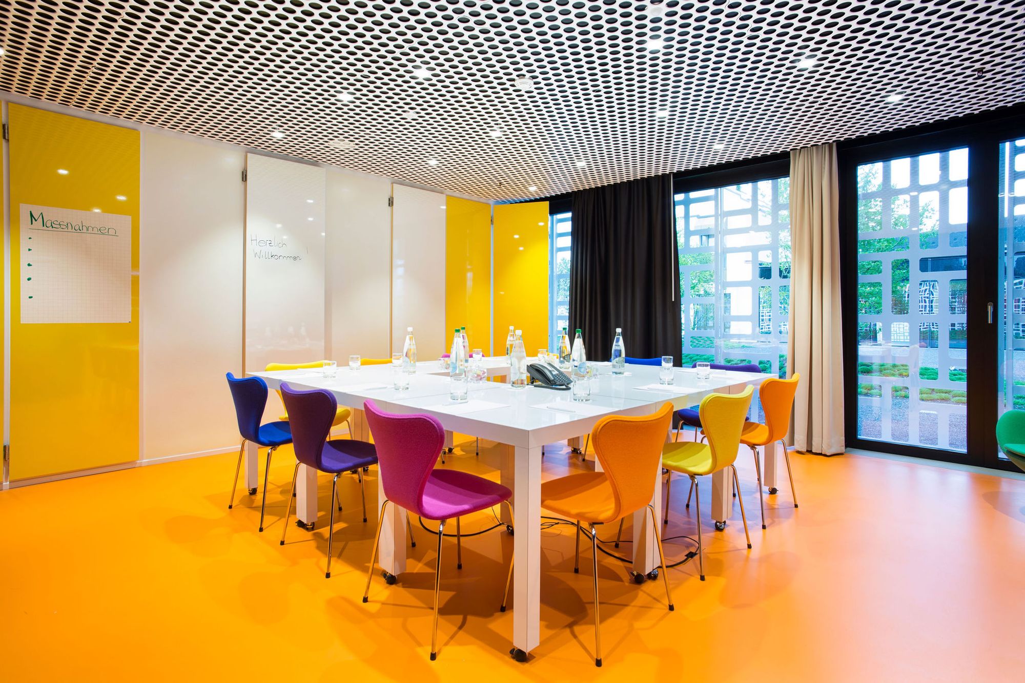 Farbenfroher Workshop-Raum
