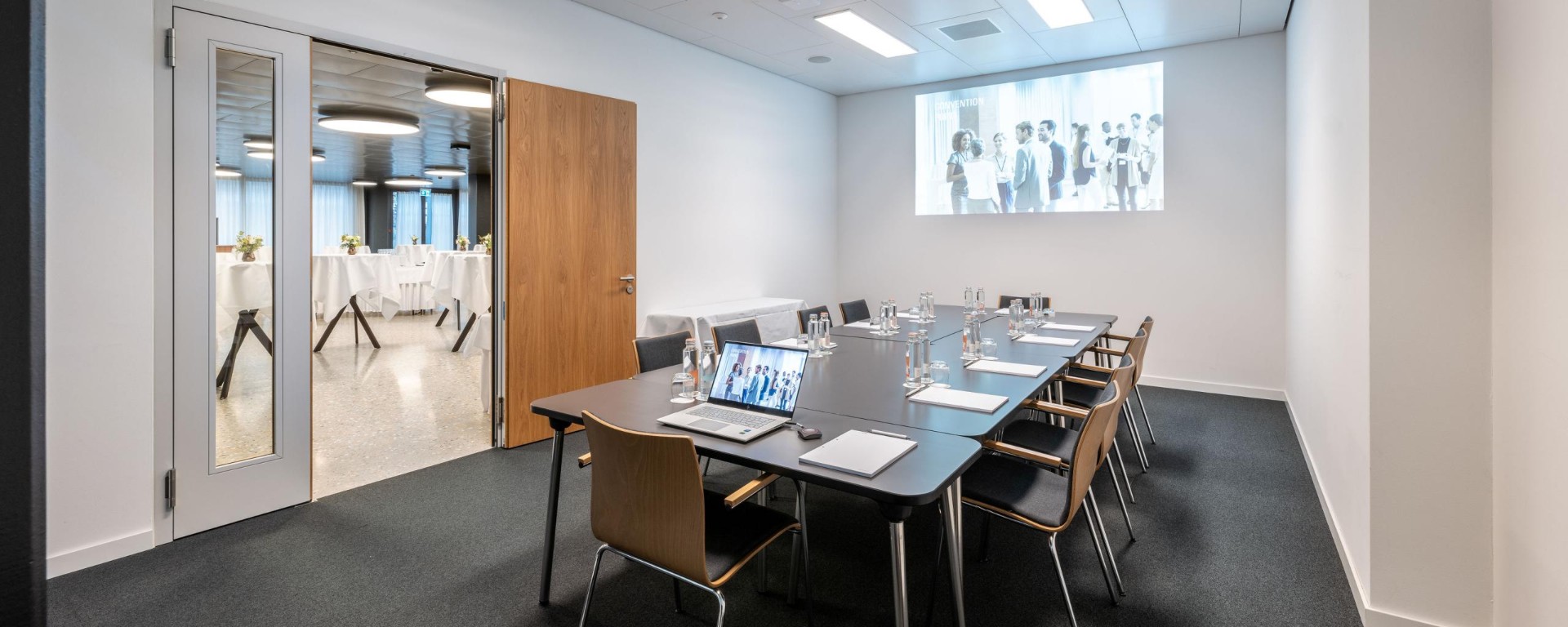 Boardroom mit Konferenztisch