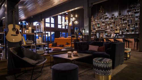 Stimmungsvolle Lounge mit Bar