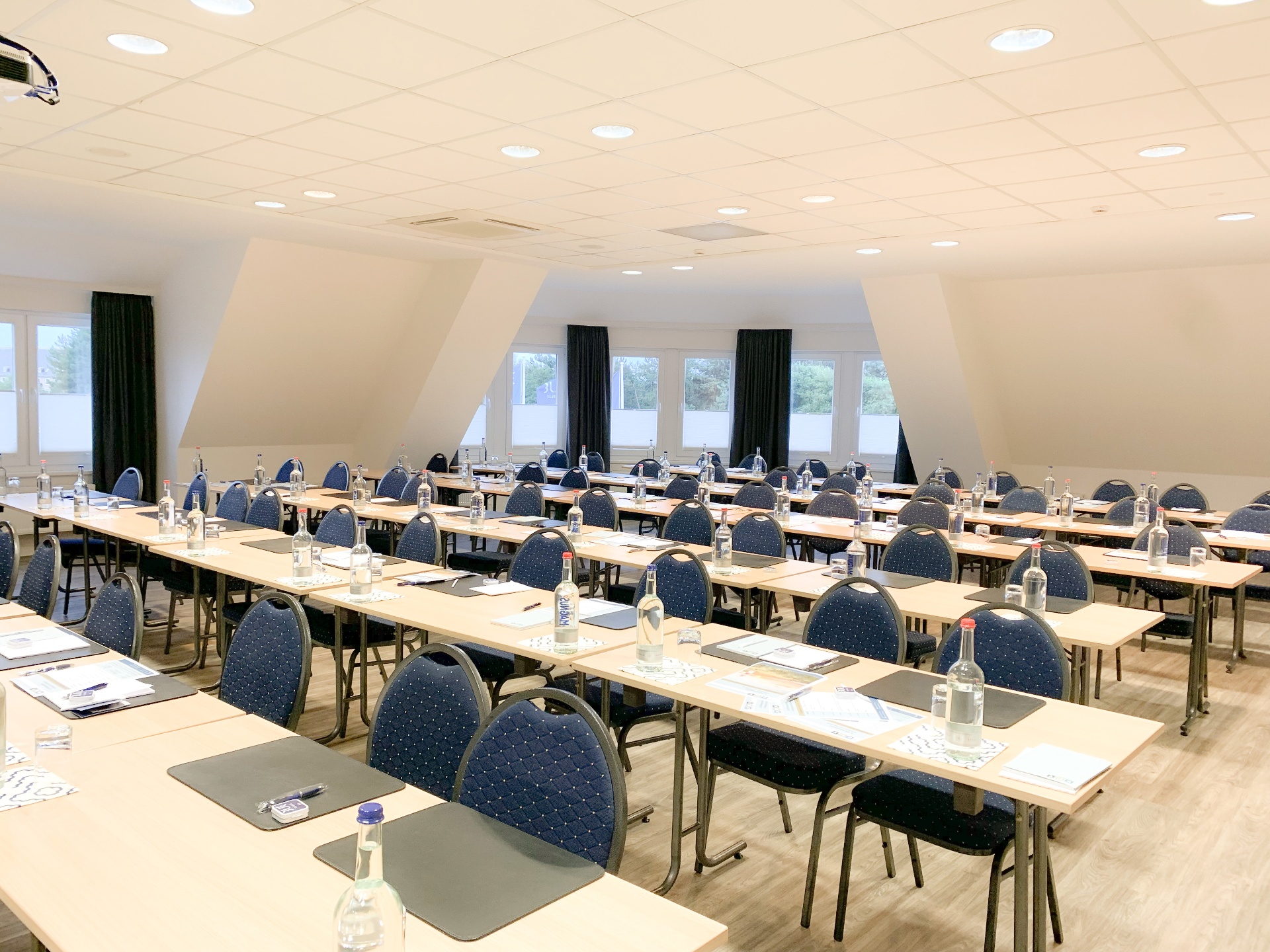 Seminarraum mit Reihenbestuhlung