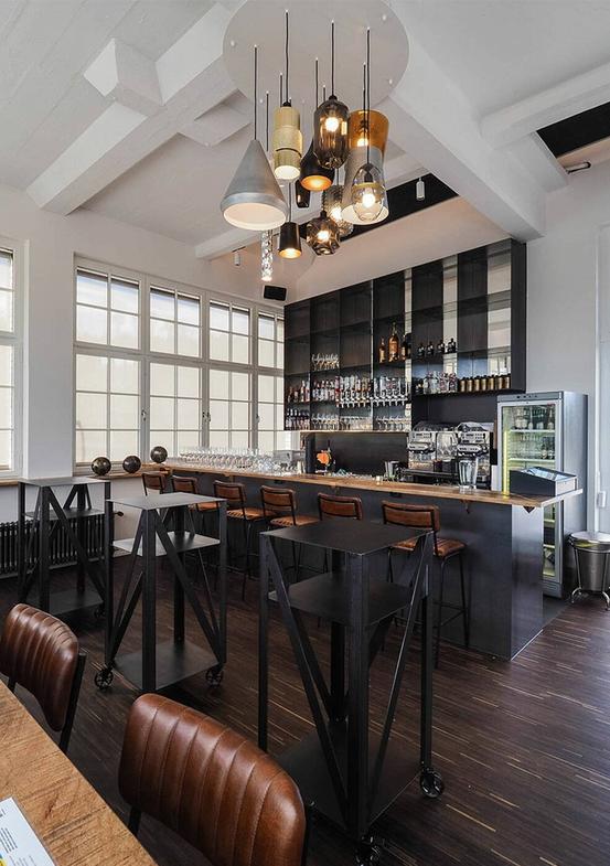 Silo-Bar mit Industrie-Design
