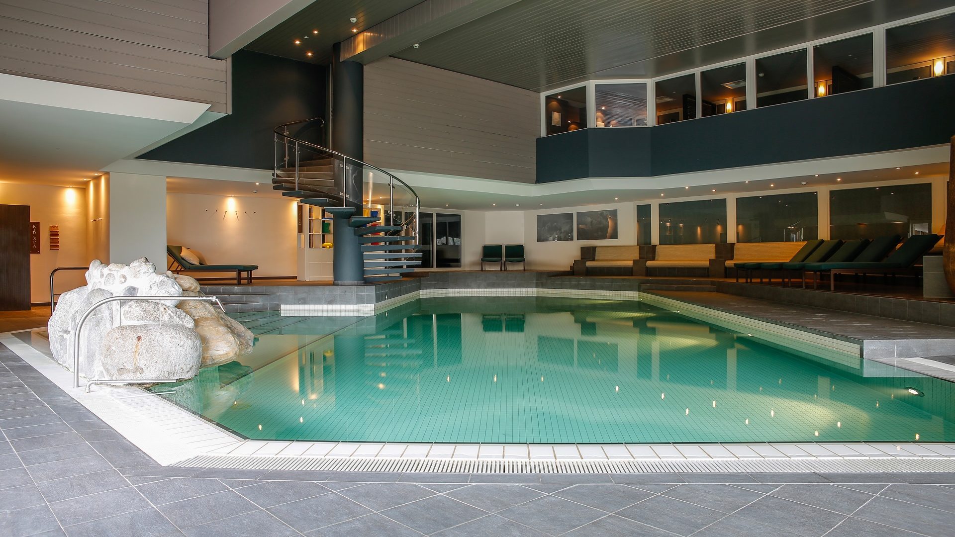 Indoor-Pool im Spa-Bereich