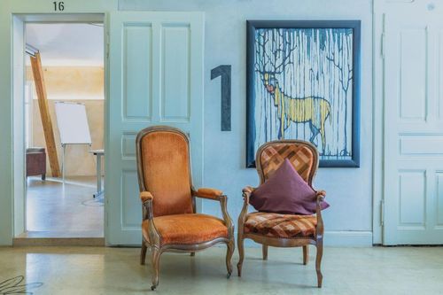 Stilvoller Eingangsbereich mit Vintage-Sesseln