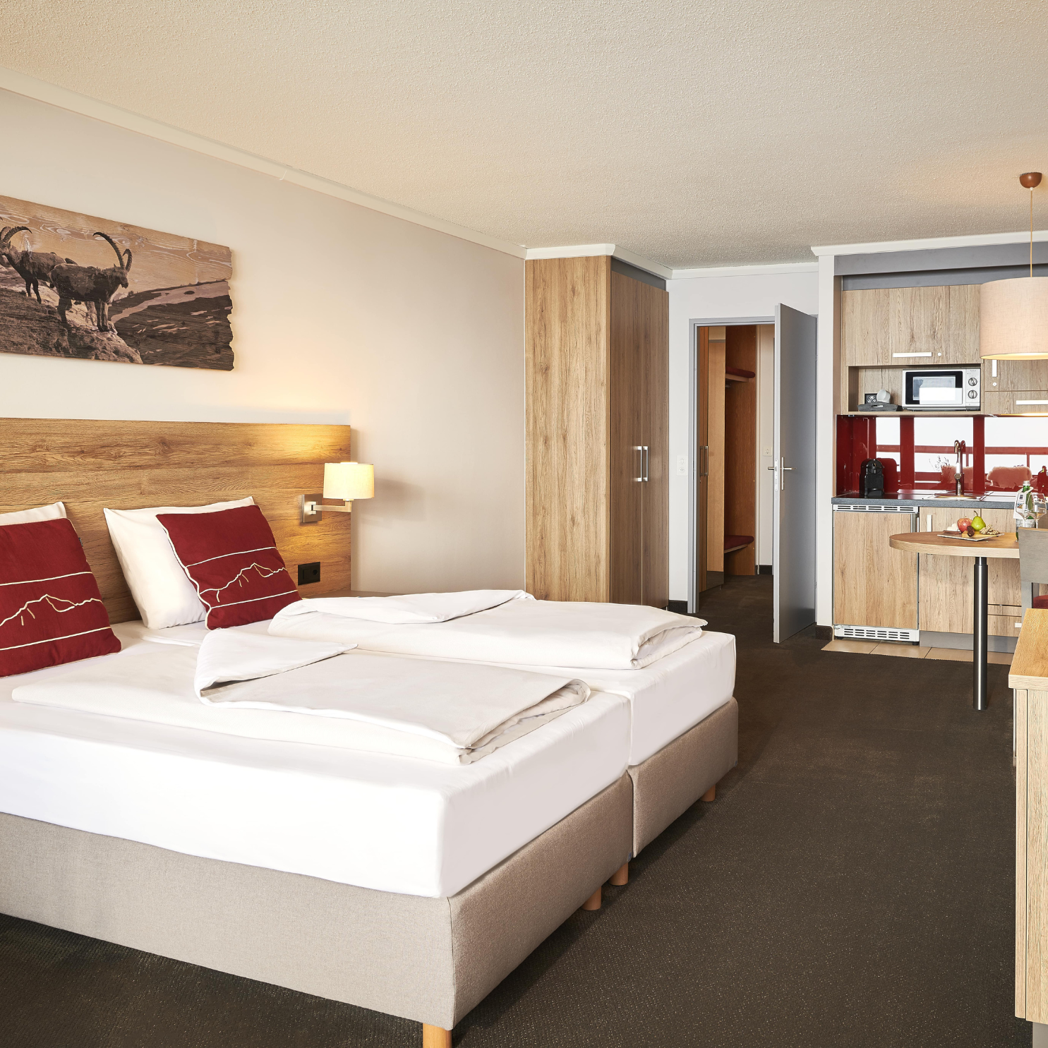 Hotelzimmer mit Kitchenette und Alpen-Deko