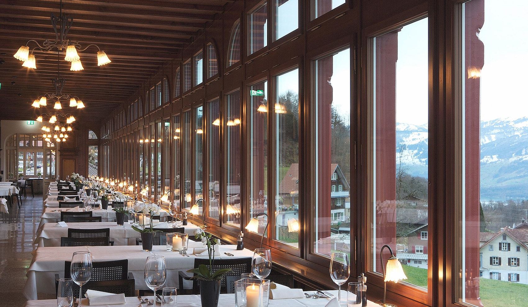 Historischer Speisesaal mit Panoramafenstern und Bergblick