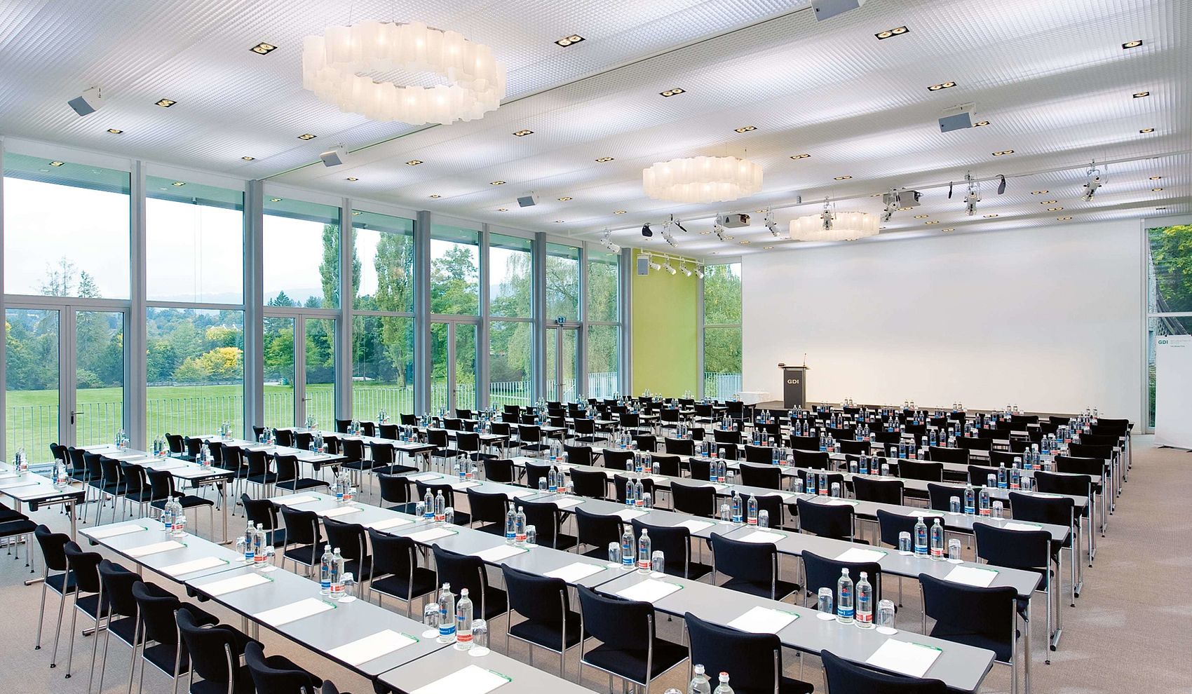 Grosser Konferenzsaal mit Reihenbestuhlung