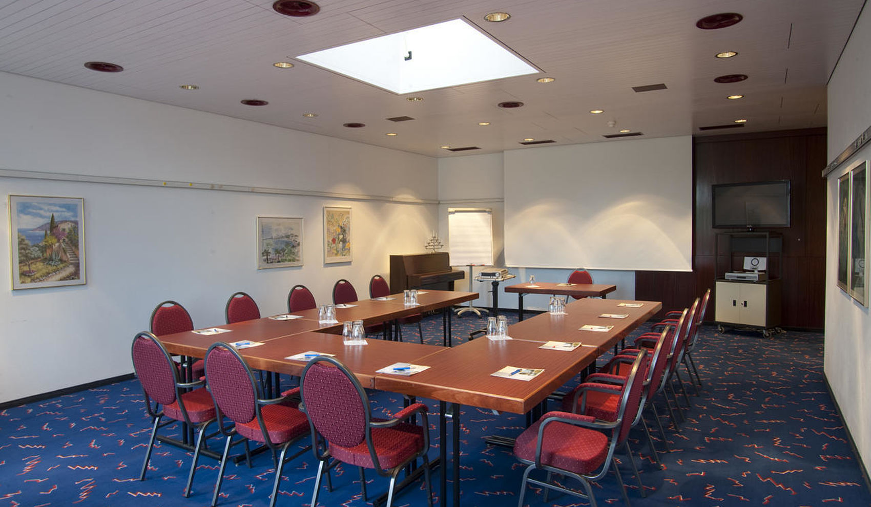 Konferenzraum in U-Form mit Tageslicht