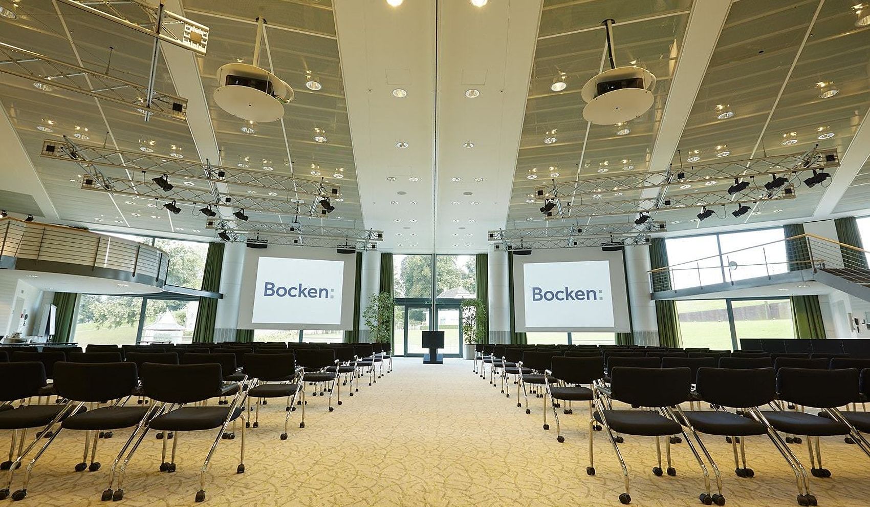 Grosser Seminarsaal mit Reihenbestuhlung