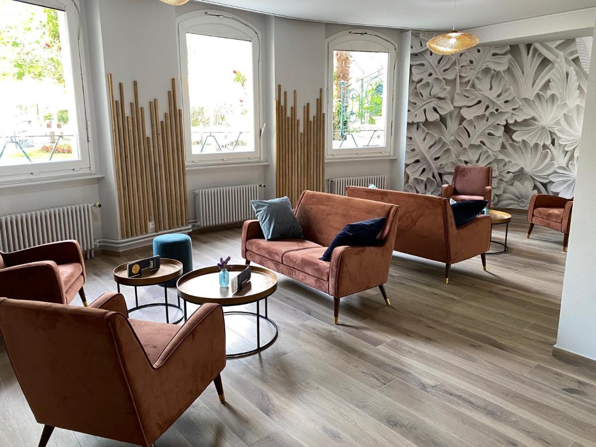 Moderne Lounge mit floralem Wanddekor