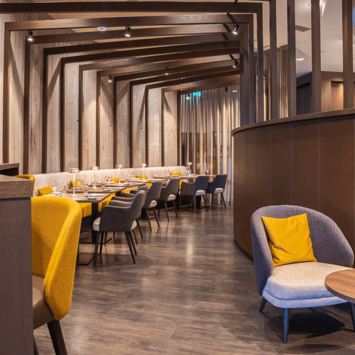 Restaurant-Ambiente mit Holzarchitektur