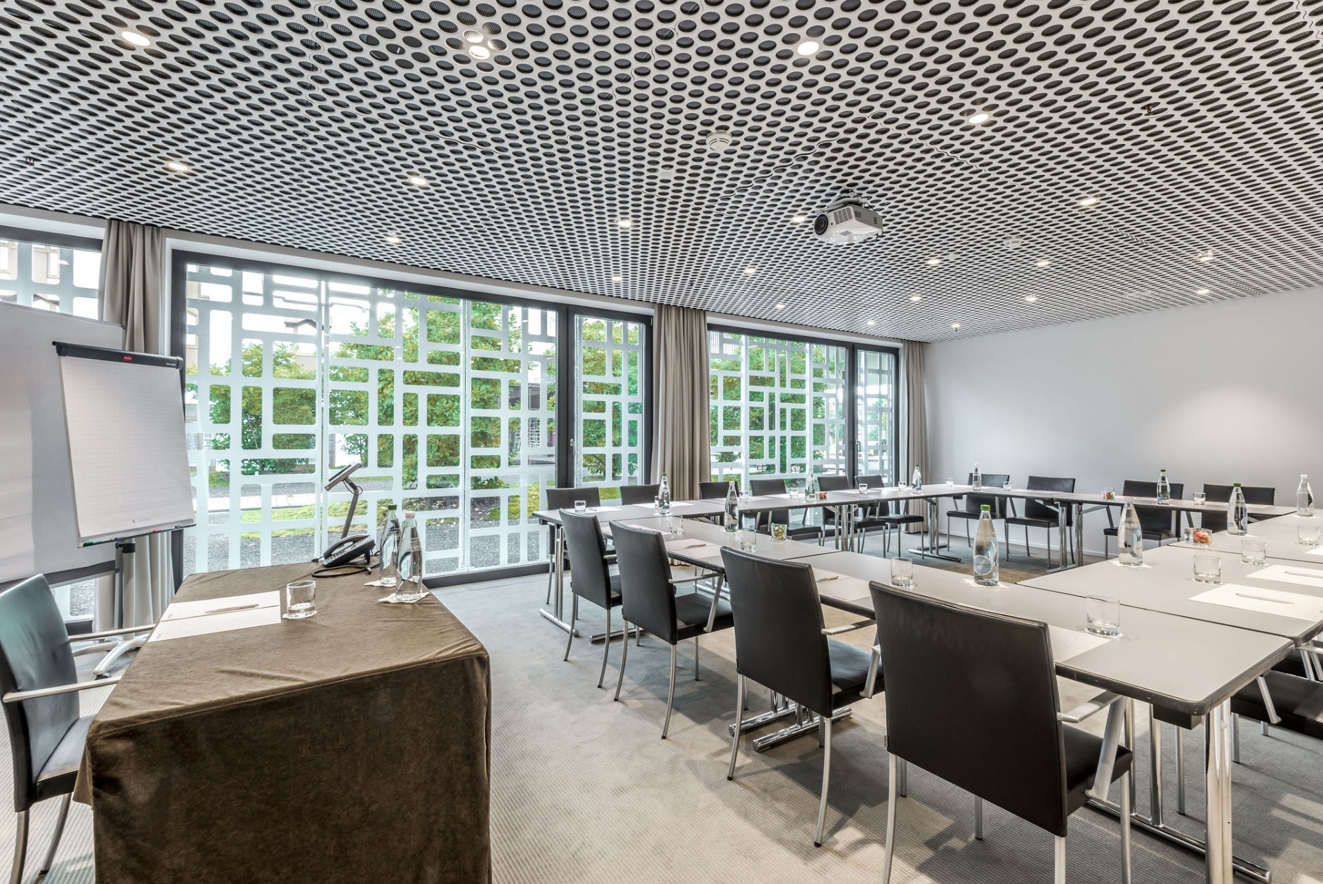 Seminarraum in U-Form mit Tageslicht