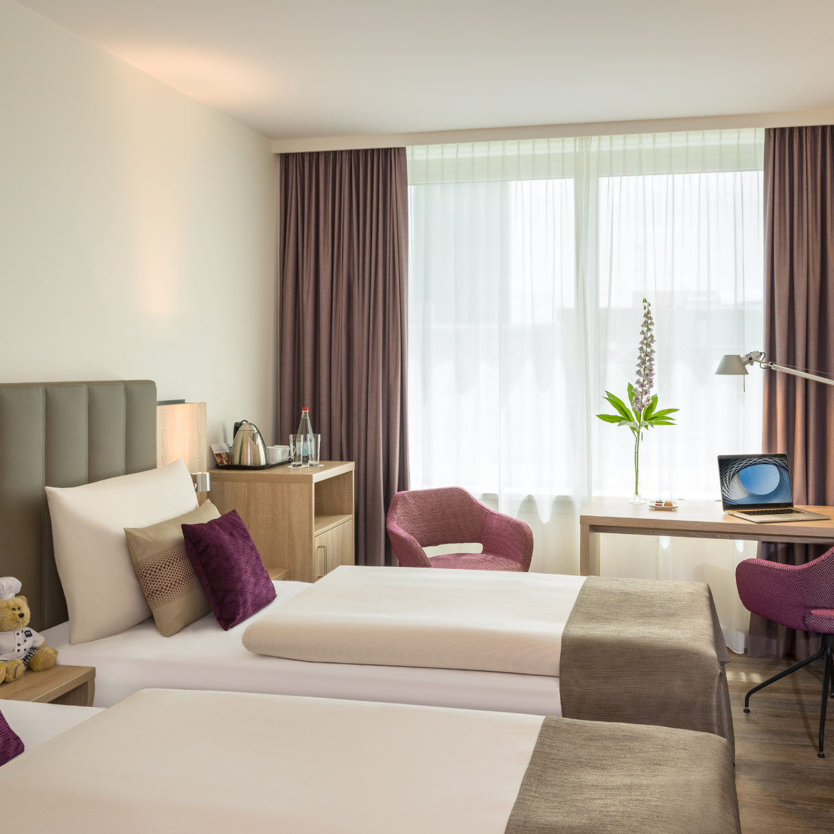 Hotelzimmer mit Arbeitsbereich