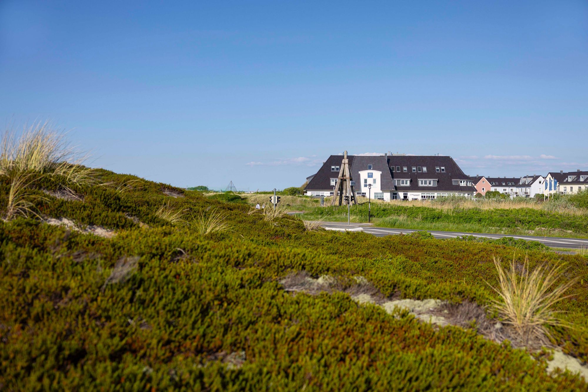 Hotelgebäude in der Dünenlandschaft von Sylt