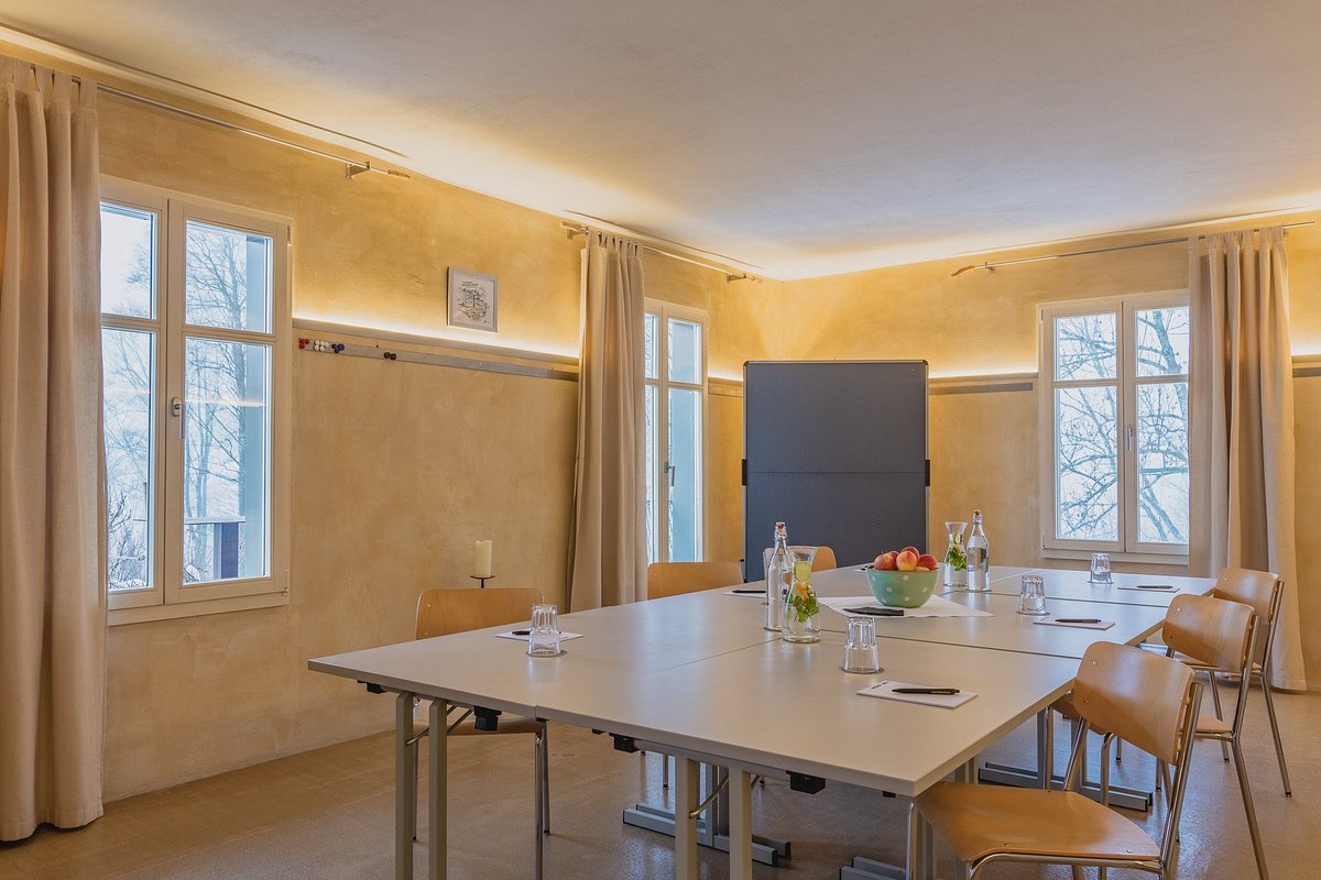 Heller Seminarraum mit Tageslicht