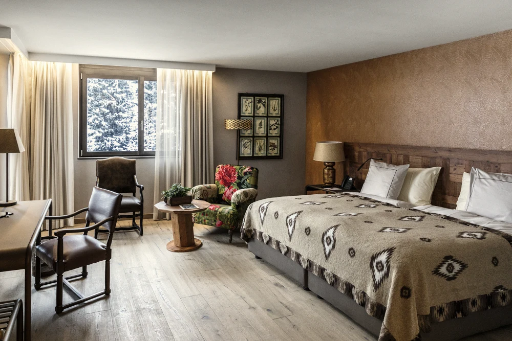 Stilvolles Hotelzimmer mit alpinem Design