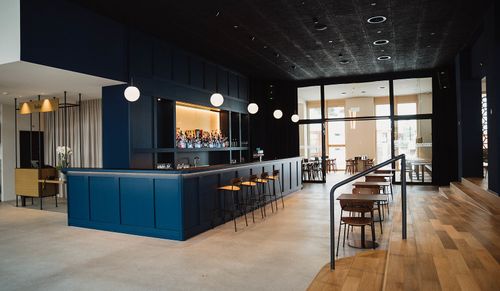 Bar mit dunklem Interieur