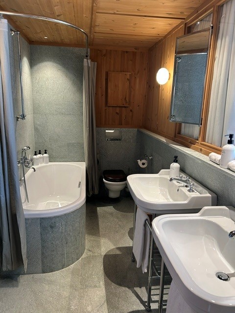 Badezimmer mit Naturstein und Holz