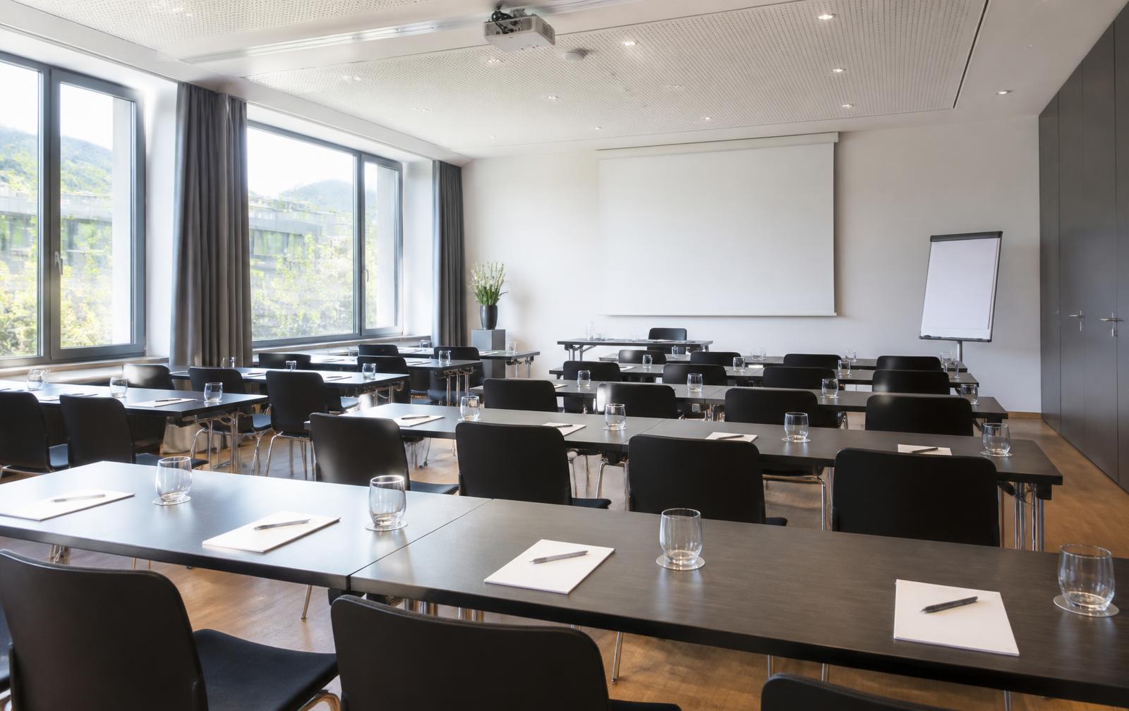 Seminarraum in parlamentarischer Bestuhlung mit Tageslicht und Beamer